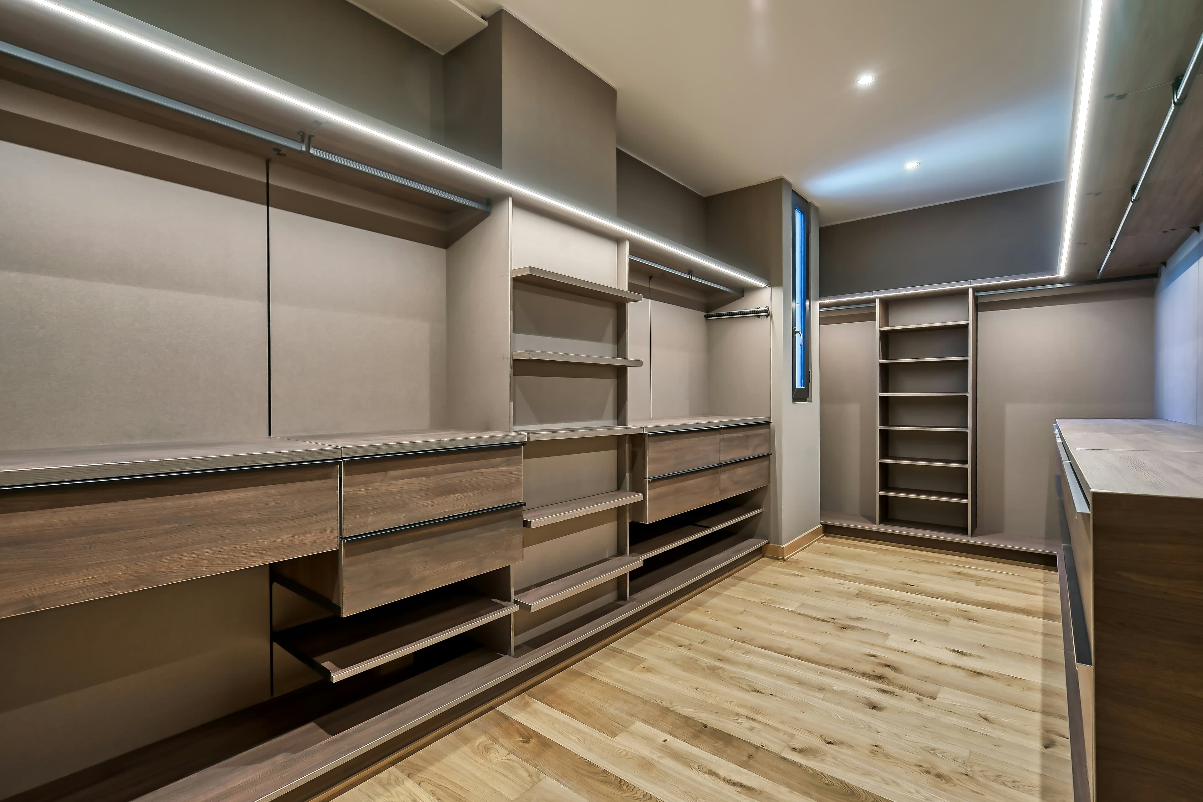 Fitted closet and wardrobe system